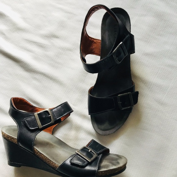Taos Women's Black Wedge Sandals - Picture 4 of 11